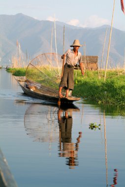 Balıkçı teknesinde Inle Gölü, Myanmar, balıkçılık