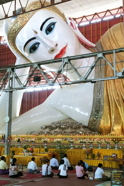 Pagoda Yangon Chaukhtatgy dua merhameti — Stok fotoğraf