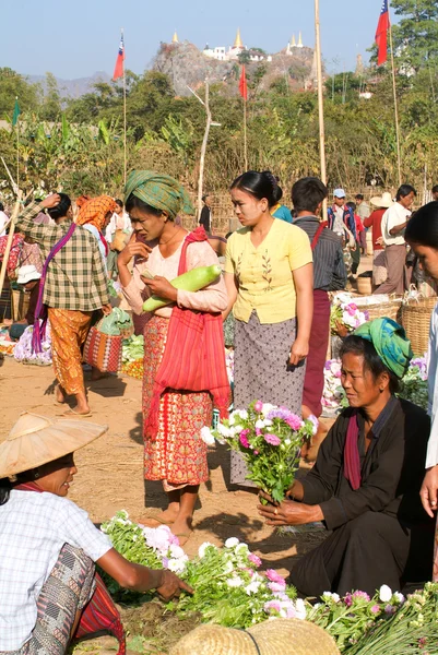 People on traditional clothes at the weekly market at Indein — Stock Photo, Image