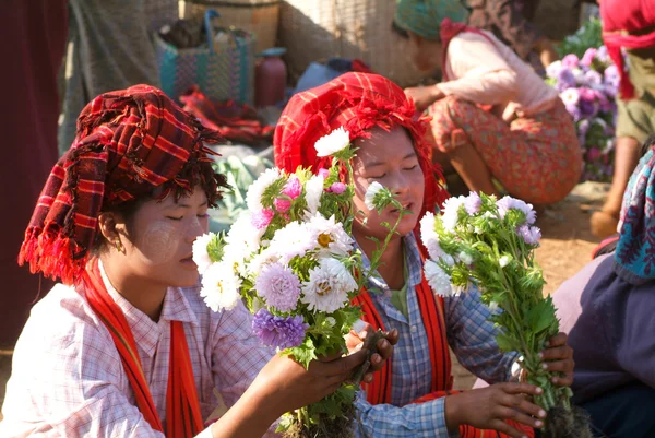 人们对传统的衣服，在每周的市场在 Indein — 图库照片