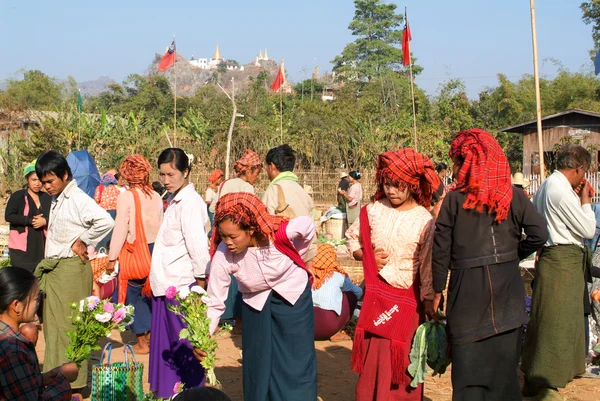 People on traditional clothes at the weekly market at Indein — Stock Photo, Image