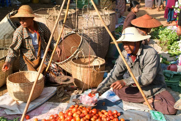 Personas con ropa tradicional en el mercado semanal de Indein — Foto de Stock