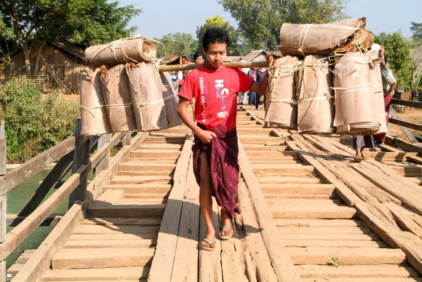 Hombre transportando mercancías para el mercado semanal en Indein — Foto de Stock
