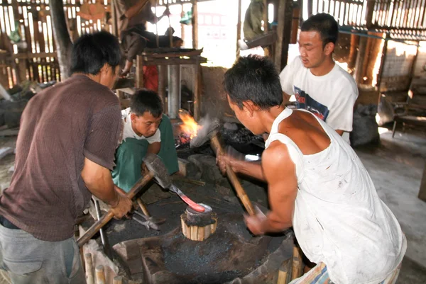 Blacksmiths during the beating of iron at lake Inle — Stock Photo, Image