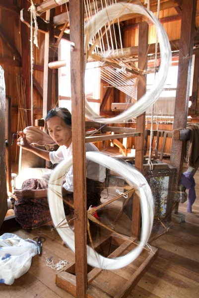 Vrouw weven een tapijt met een weefgetouw op lake Inle over Myanmar — Stockfoto