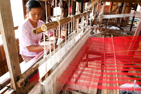 Kvinne som vever et teppe med vevstol ved Inle på Myanmar – stockfoto