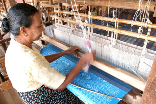 Mujer tejiendo una alfombra con un telar en el lago Inle en Myanmar — Foto de Stock