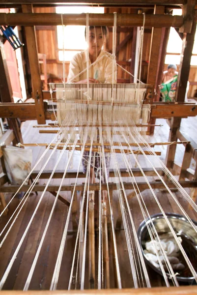 Mulher tecendo um tapete com um tear no lago Inle em Myanmar — Fotografia de Stock