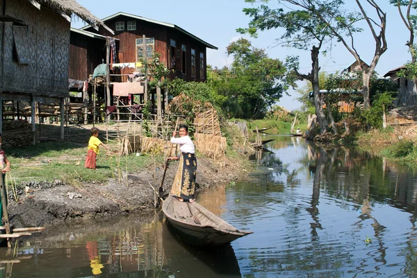 La gente a remi una barca al villaggio di Maing Thauk — Foto Stock