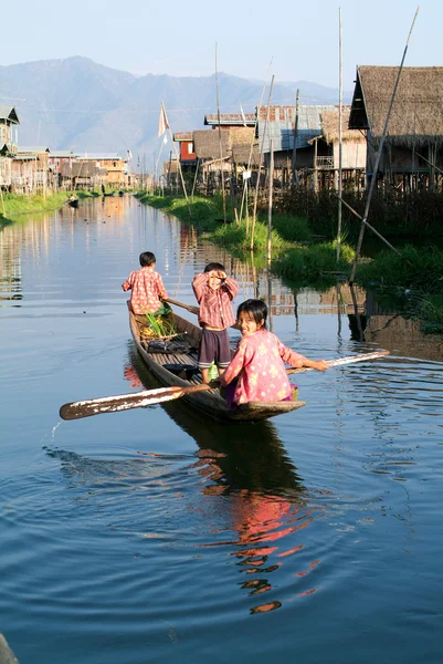 Enfants en bateau à rames au village de Maing Thauk — Photo