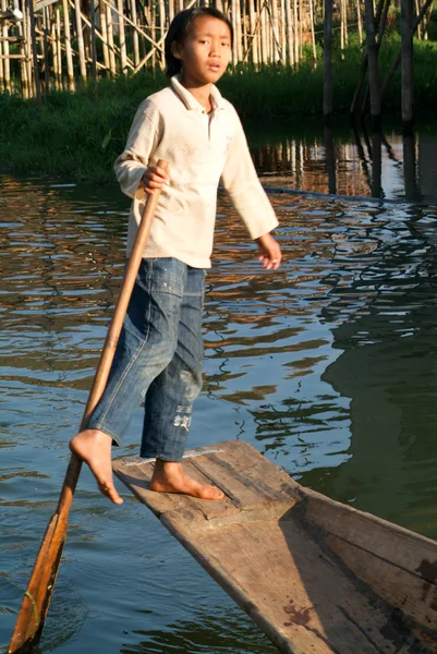 Pojke på rodd båt på byn Maing Thauk — Stockfoto