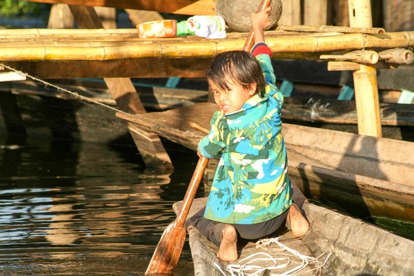 Niña remando en un bote en el pueblo de Maing Thauk —  Fotos de Stock