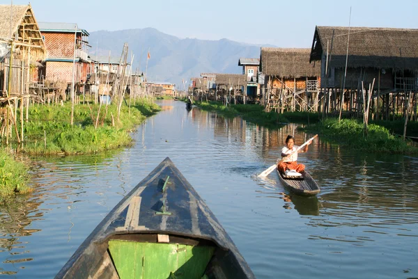 Mujer remando en un bote en el pueblo de Maing Thauk —  Fotos de Stock