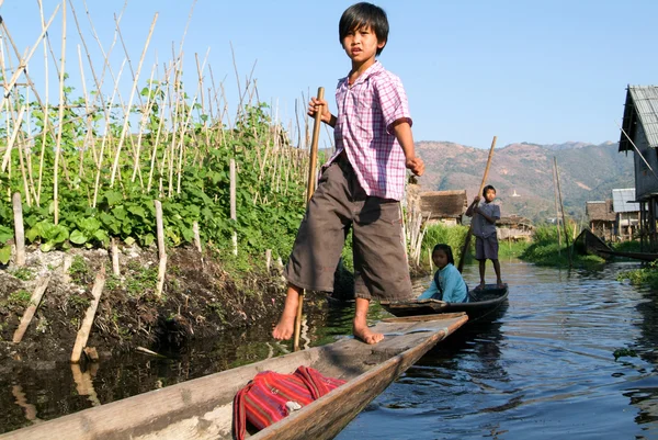 İnsanlar bir tekne http://i50.tinypic.com/5yvink.jpg Thauk Köyü kürek üzerinde