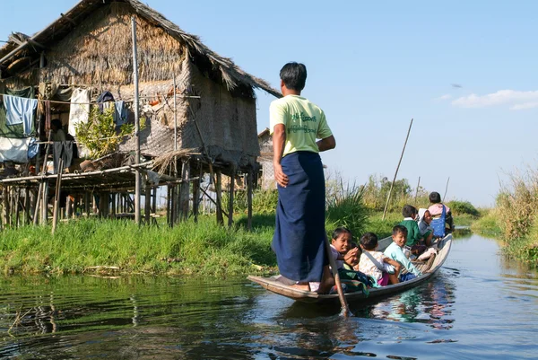 Des gens ramant un bateau au village de Maing Thauk — Photo