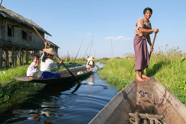 Des gens ramant un bateau au village de Maing Thauk — Photo