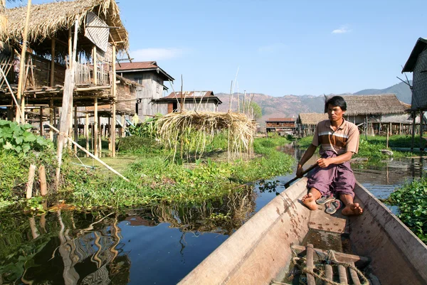 Des gens ramant un bateau au village de Maing Thauk — Photo