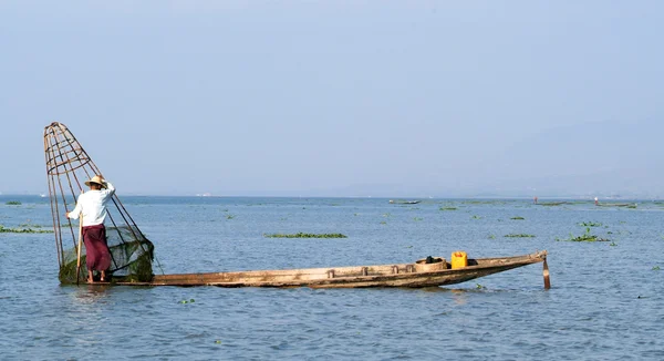 Pescadores pescando en su barco en el lago Inle, Myanmar — Foto de Stock