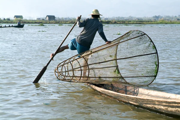 Vissers de visserij op zijn boot op Inle lake, Myanmar — Stockfoto