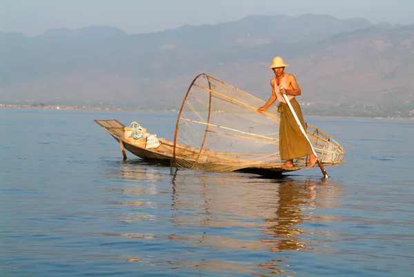 Fischer fischen auf seinem Boot am See inle, myanmar — Stockfoto