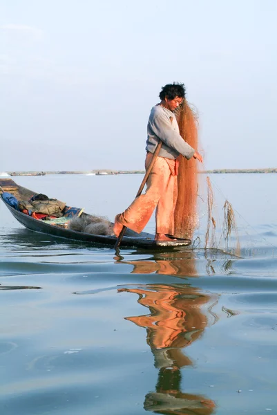 Halászok halászati a hajóján, a lake Inle, Mianmar — Stock Fotó