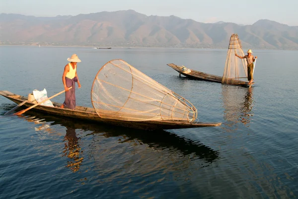 Pescadores pescando en su barco en el lago Inle, Myanmar — Foto de Stock