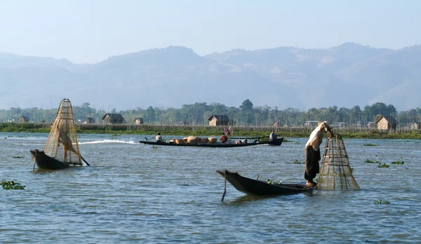 Pescadores pescando en su barco en el lago Inle, Myanmar — Foto de Stock