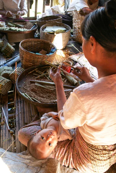 Mulheres durante a produção de charutos na aldeia de Maing Th — Fotografia de Stock