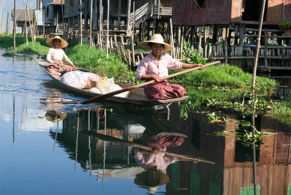 Des gens ramant un bateau au village de Maing Thauk — Photo