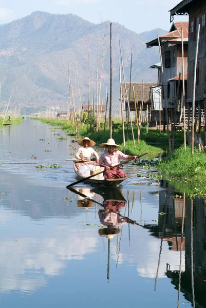 Lidé na veslovat na lodi na vesnici Maing Thauk — Stock fotografie