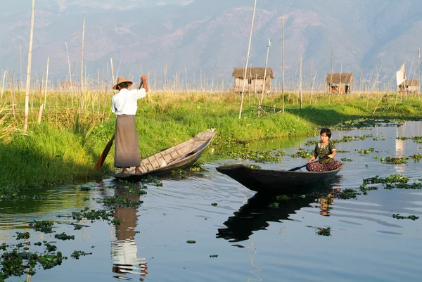 Des gens ramant un bateau au village de Maing Thauk — Photo