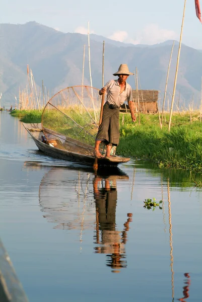 Pescadores pescando en su barco en el lago Inle, Myanmar —  Fotos de Stock