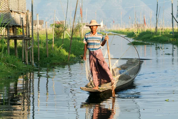 Pescador remando un barco en el pueblo de Maing Thauk —  Fotos de Stock