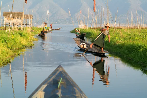 Des gens ramant un bateau au village de Maing Thauk — Photo