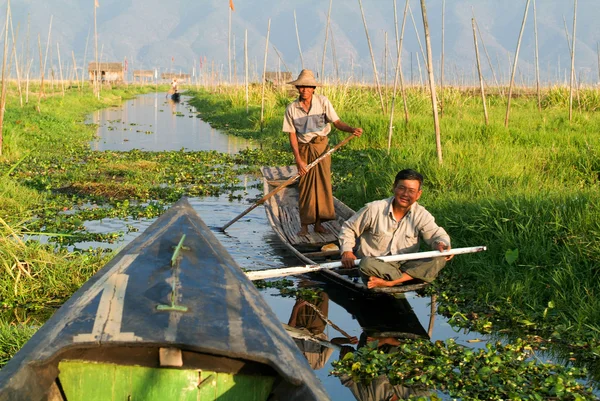 Des gens ramant un bateau au village de Maing Thauk — Photo