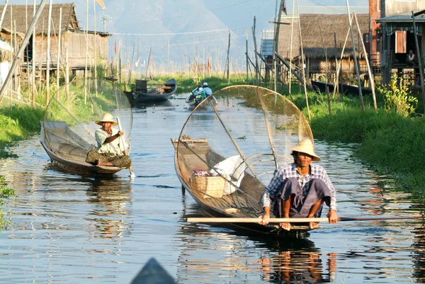 Pescadores pescando en su barco en el lago Inle, Myanmar —  Fotos de Stock