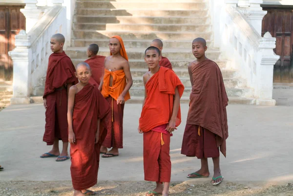 Junge Mönche posieren vor dem Kloster Maing Thauk Forest — Stockfoto