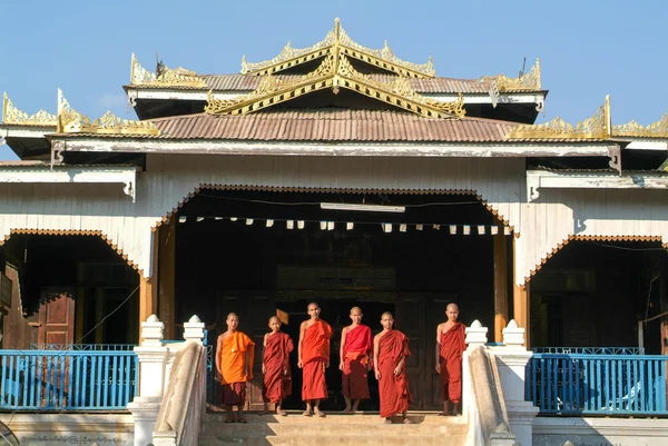 Jeunes moines posant devant le monastère de la forêt Maing Thauk — Photo