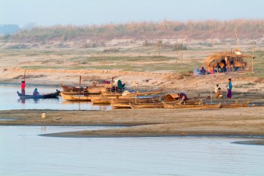 Ayeyarw Nehri üzerinde bir küçük balıkçı köyü'nde çalışan insanlar