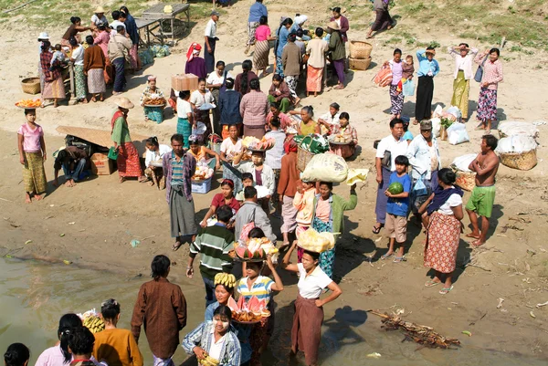 Människor som säljer mat på Irrawaddy river banken — Stockfoto