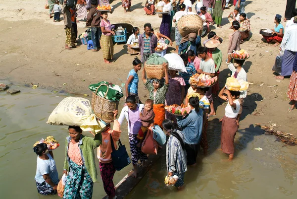 Människor som säljer mat på Irrawaddy river banken — Stockfoto