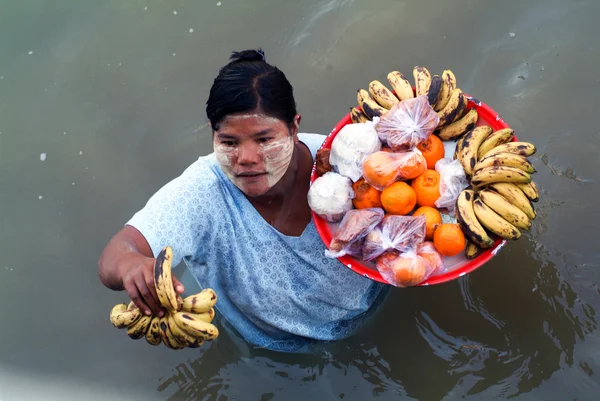 Gente vendiendo comida en la orilla del río Ayeyarwady — Foto de Stock