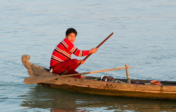 Fischer rudert auf seinem Kanu am Fluss Ayeyarwady auf Myanmar — Stockfoto