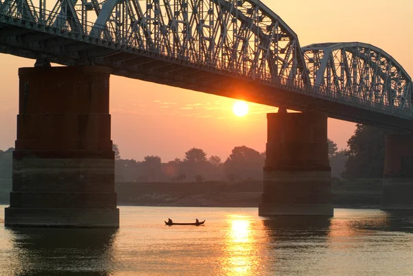 Zonsondergang op de rivier Ayeyarwady in de buurt van Mandalay — Stockfoto