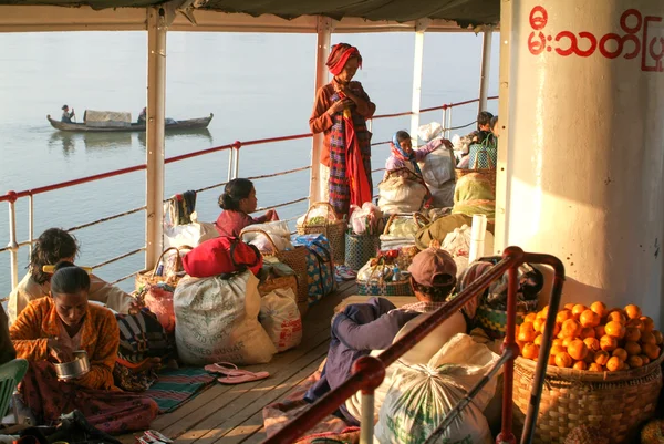 Personer på däcket på en passagerare fartyg på floden Irrawaddy o — Stockfoto