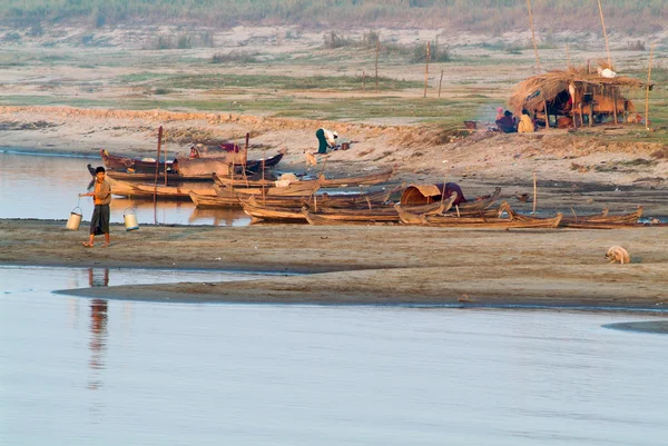 Personas que trabajan en un pequeño pueblo de pescadores en el río Ayeyarw —  Fotos de Stock