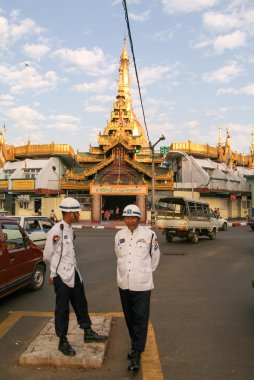 Sule Paya Pagoda önünde polis