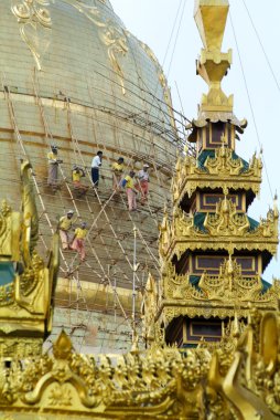 Yangon Shwedagon Pagoda stupa tamir işçileri