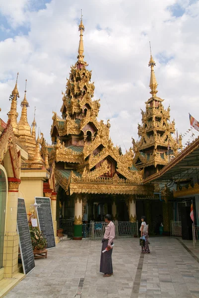 Mensen lopen op het gebied van de Sule Paya pagode — Stockfoto
