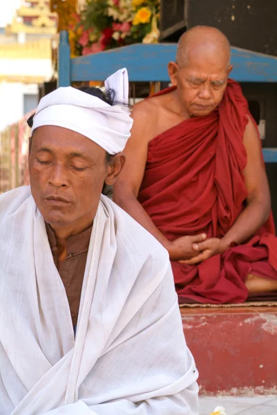 Monniken op meditatie op de Sule Paya pagode — Stockfoto